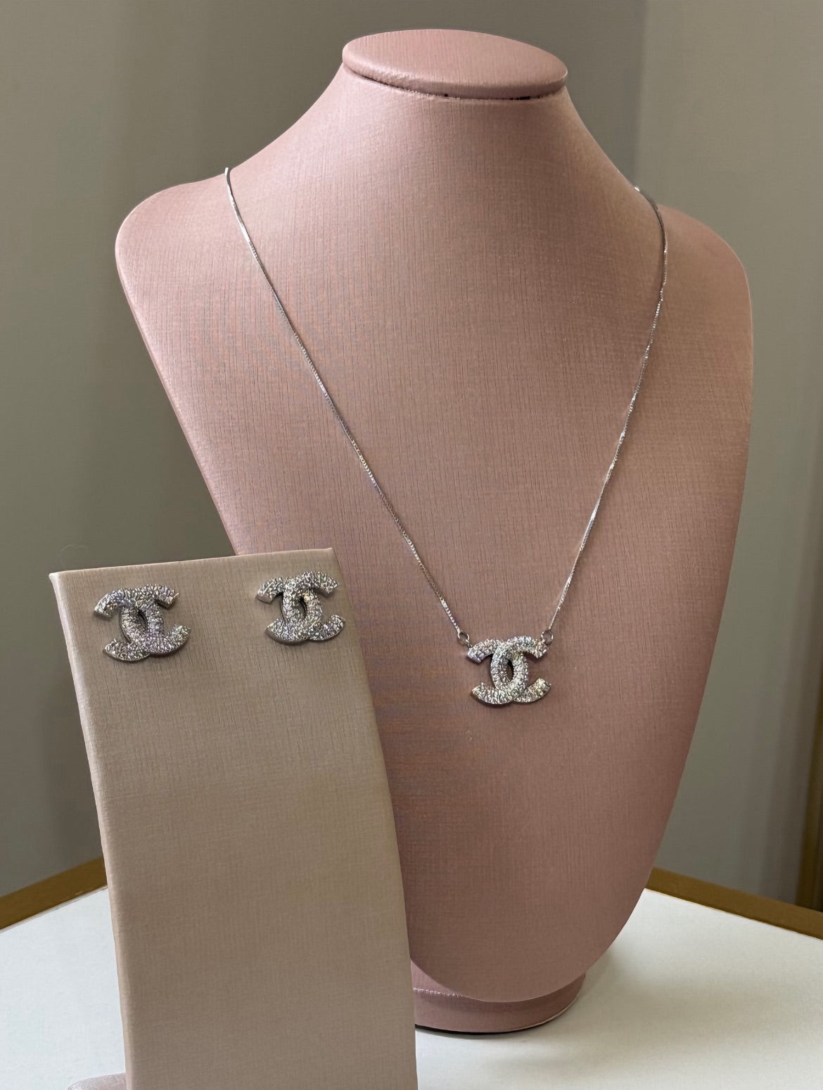 Colar Inspiração Chanel Cravejado