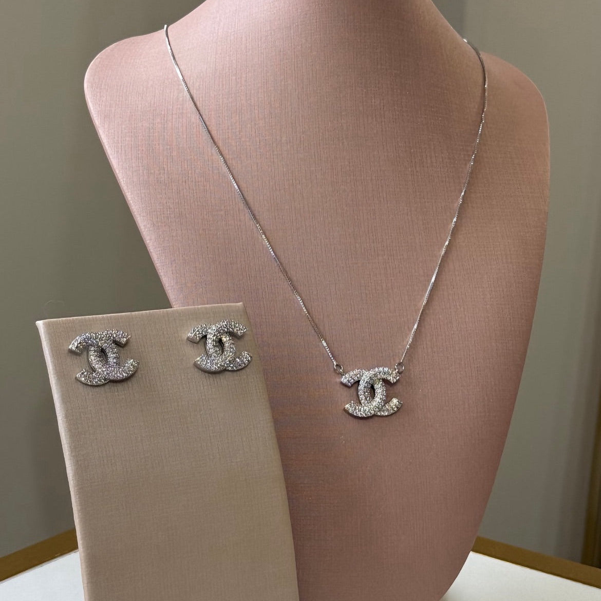 Colar Inspiração Chanel Cravejado