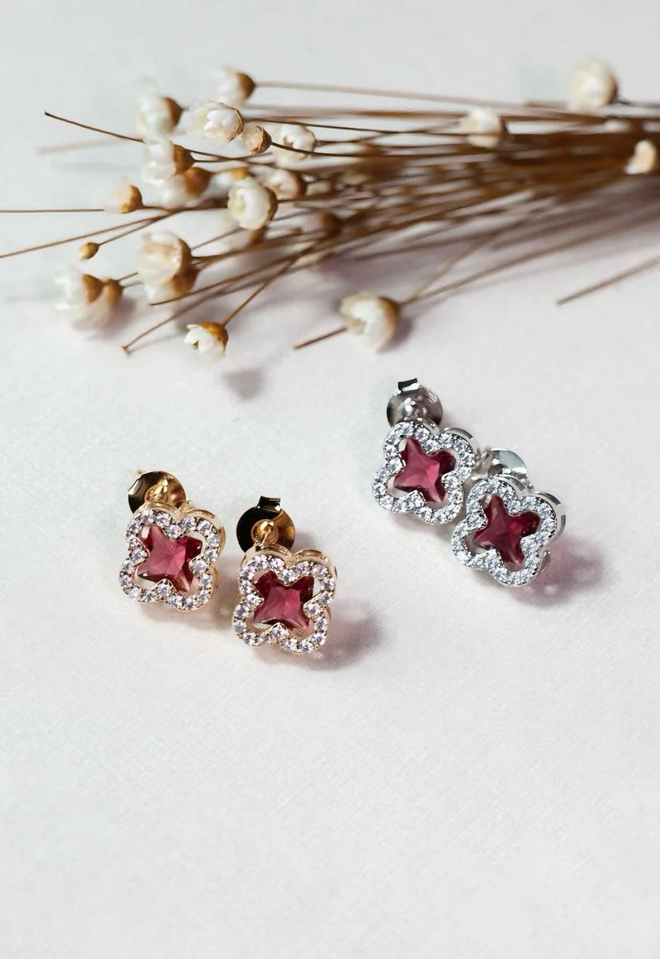 Brinco Trevo com Micro Zircônia Vermelho Rubi