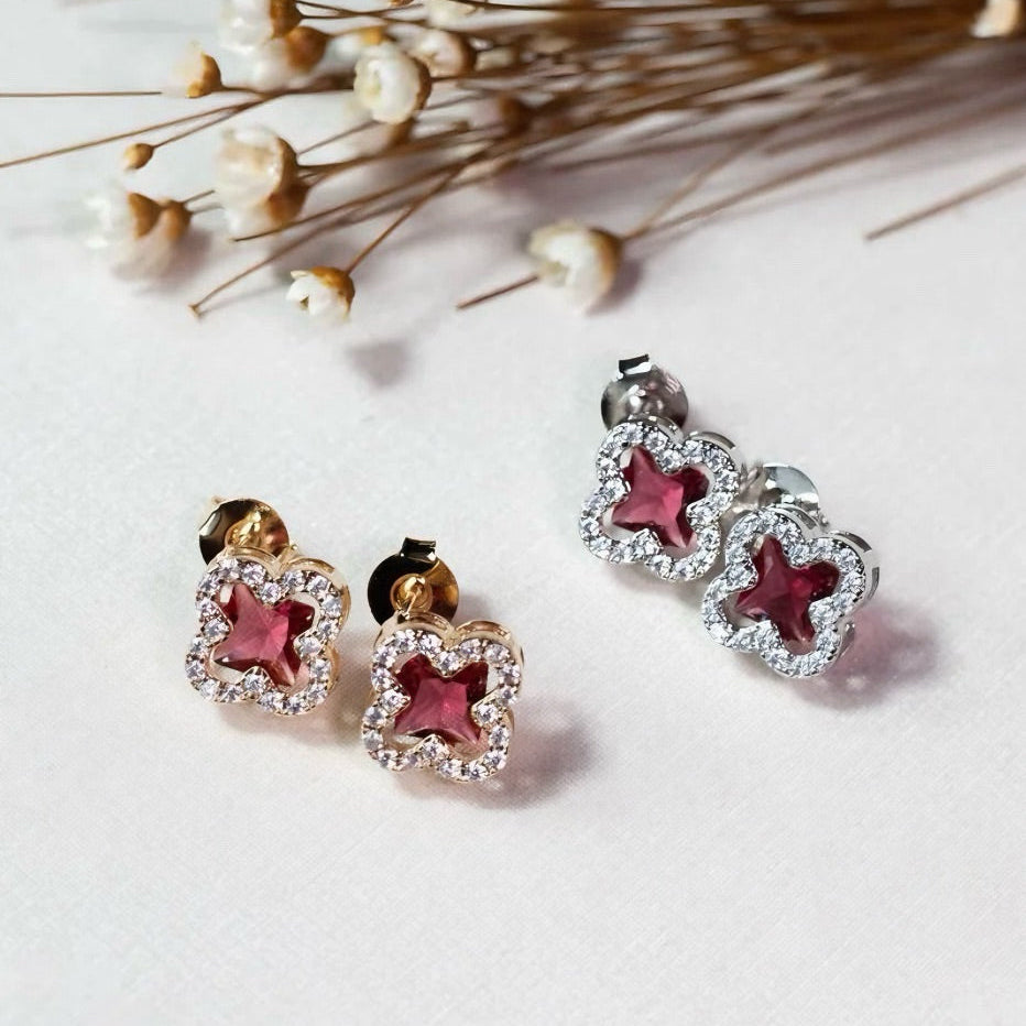Brinco Trevo com Micro Zircônia Vermelho Rubi
