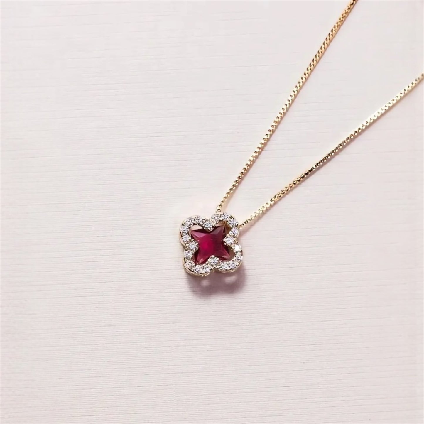 Colar Trevo Vermelho Rubi com Zircônia