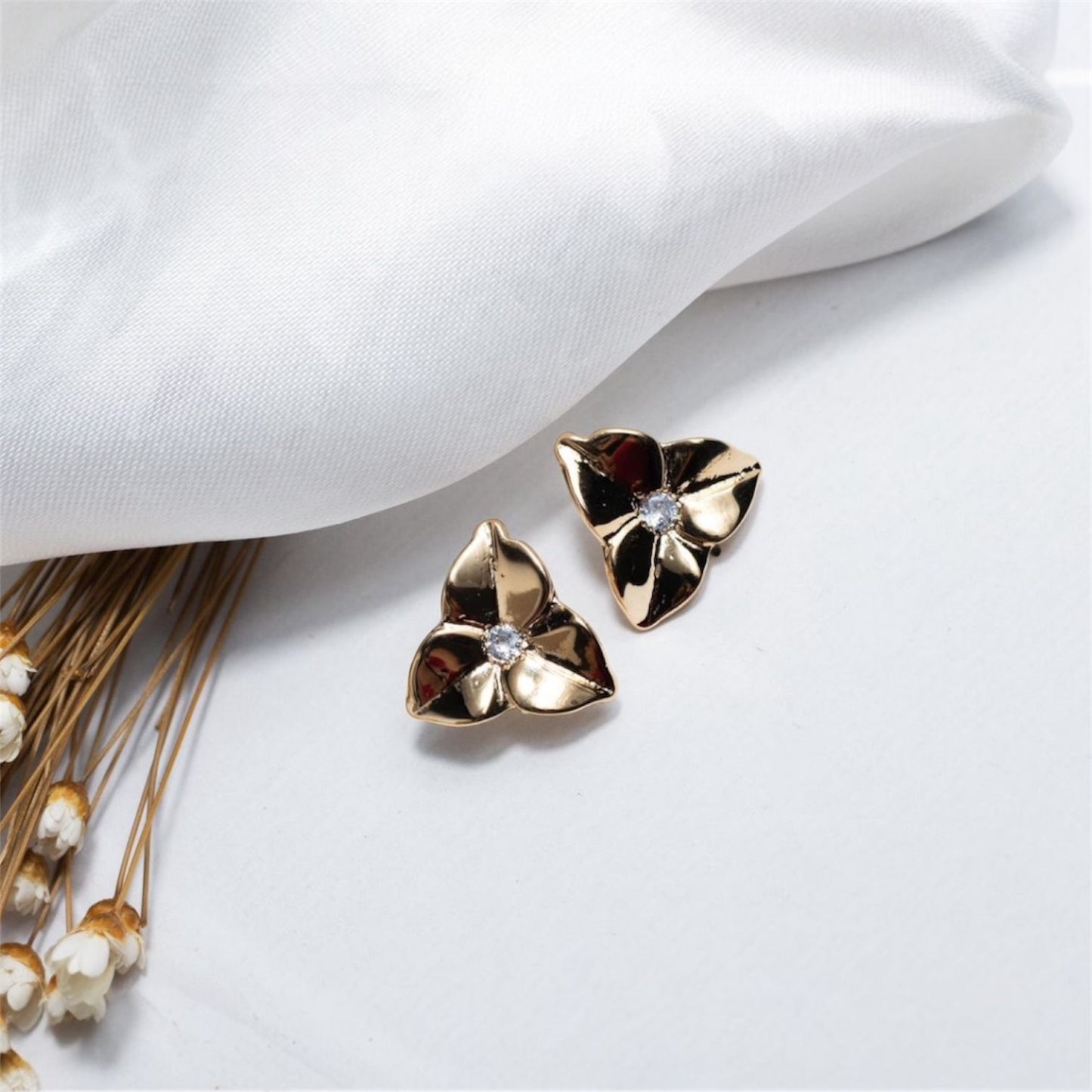 Brinco Triângulo Trabalhado com Zircônia