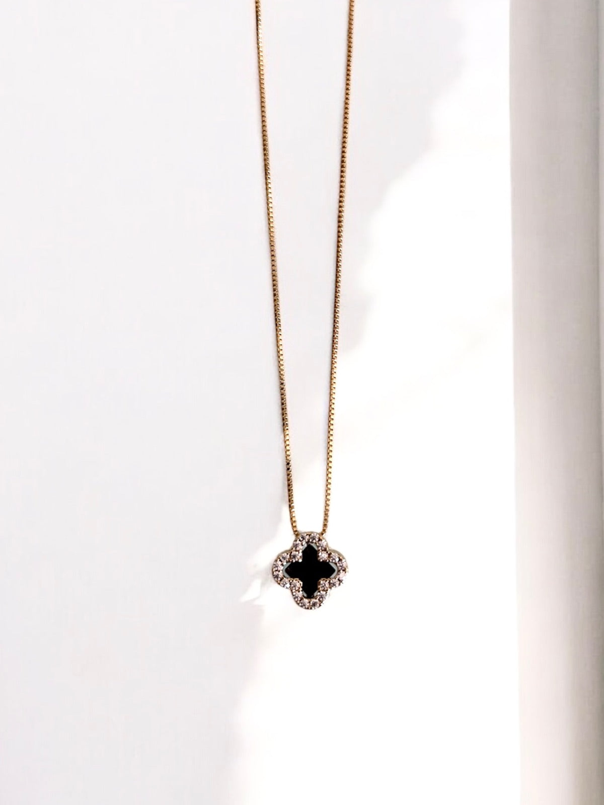 Colar Trevo  Preto com Zircônia