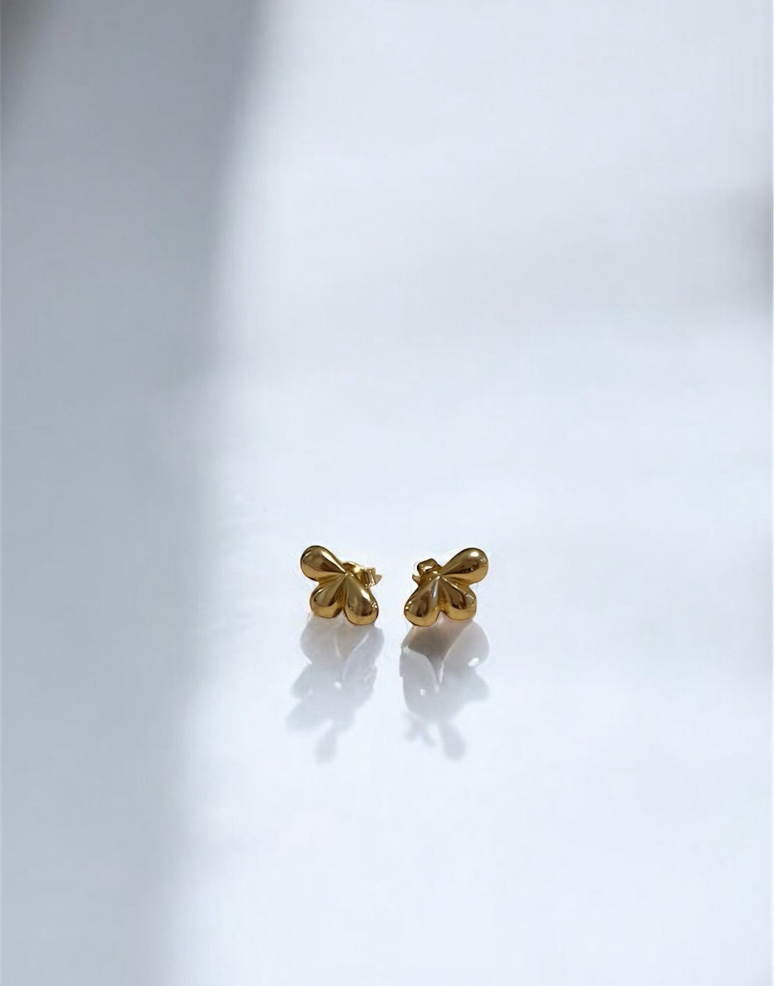 Brinco Pequeno de Flor Três Gotas