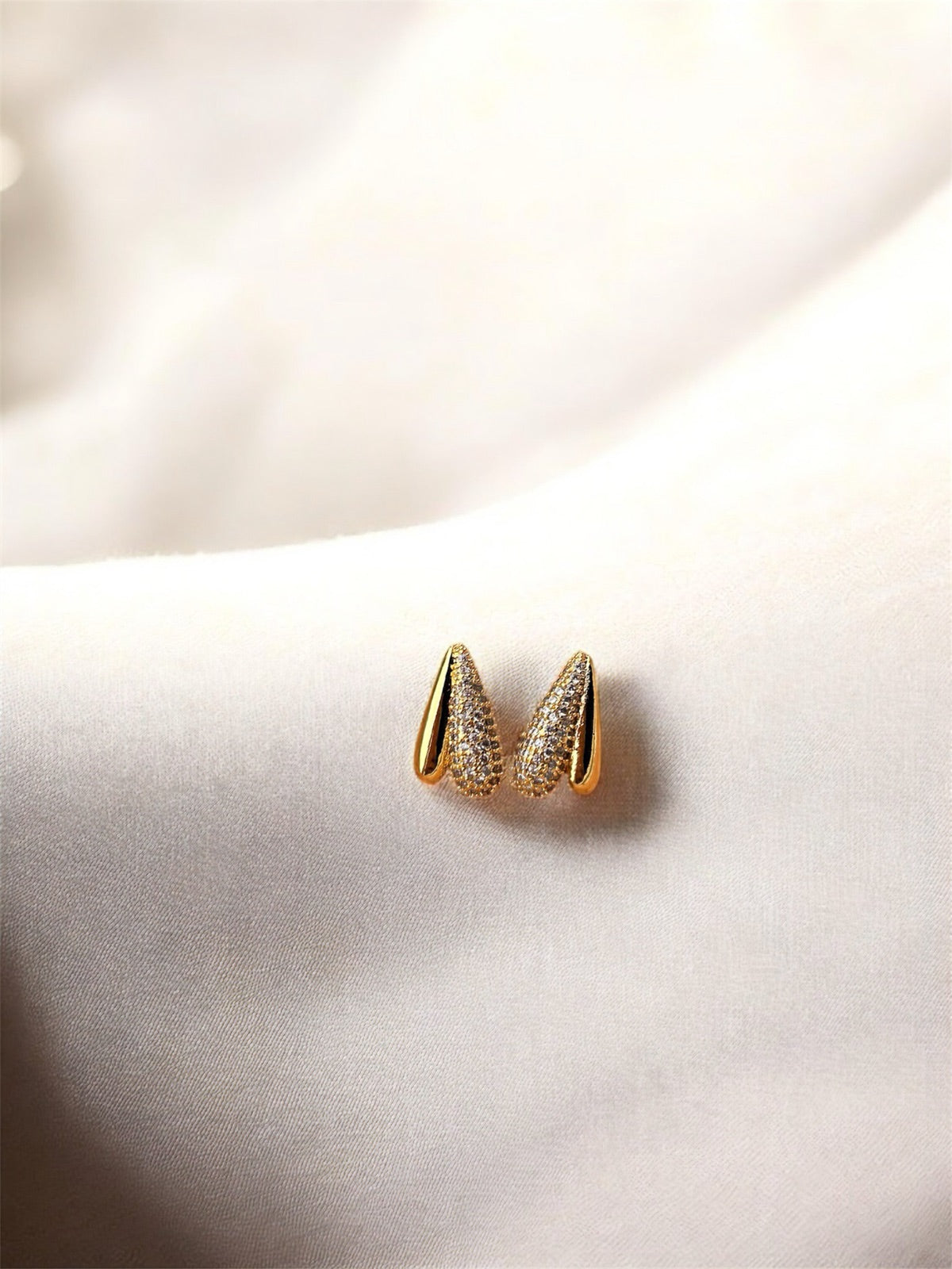 Brinco Coração Invertido Liso & Cravejado